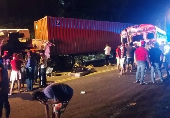 Un autobús chocó con un camión que posteriormente se accidentó con un vehículo 4x4. Foto: Diomedes Sánchez