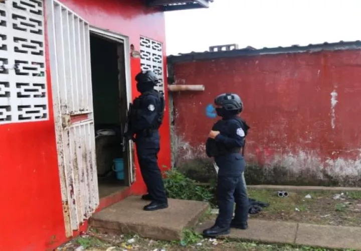 Los operativos que se realizan en Colón son con el fin de ubicar a personas con casos pendientes con la justicia, pandilleros, drogas y armas. Foto: Diomedes Sánchez