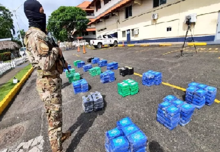 La presunta droga, los detenidos y la lancha rápida incautada fueron trasladados a la Base Naval Almirante Cristóbal Colón en Sherman. Foto: Cortesía Senan