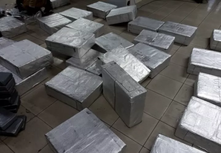 Dentro de las cajas, la droga estaba forrada con un envoltorio gris metálico, que se presume fue usado para no levantar sospechas al ser examinadas por las máquinas de rayos X que operan en los puertos. Foto: Diomedes Sánchez