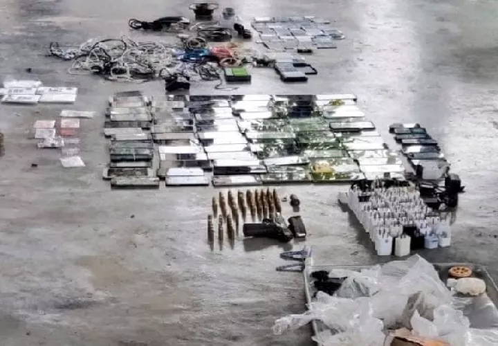 En los operativos encontraron platinas, celulares, cargadores, memoria de USB, entre otros artículos. Foto: Diomedes Sánchez
