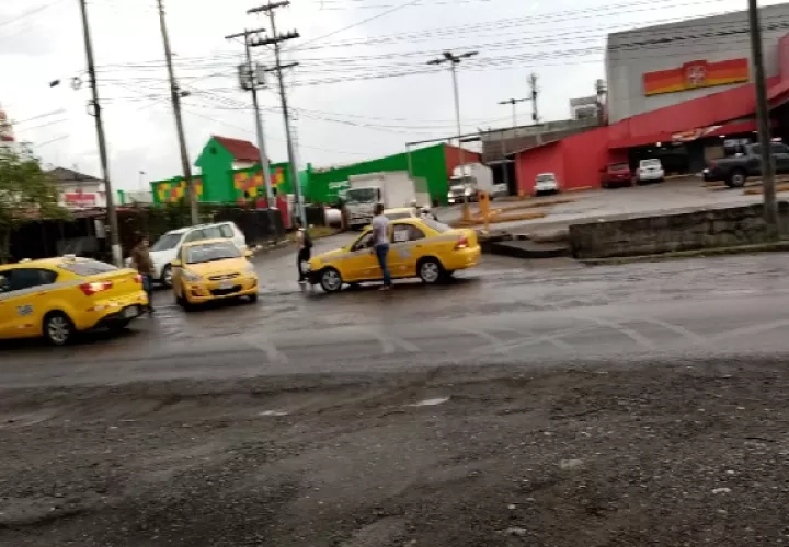 Los conductores del sector selectivo cerraron las vías como medida de presión. Foto: Diomedes Sánchez