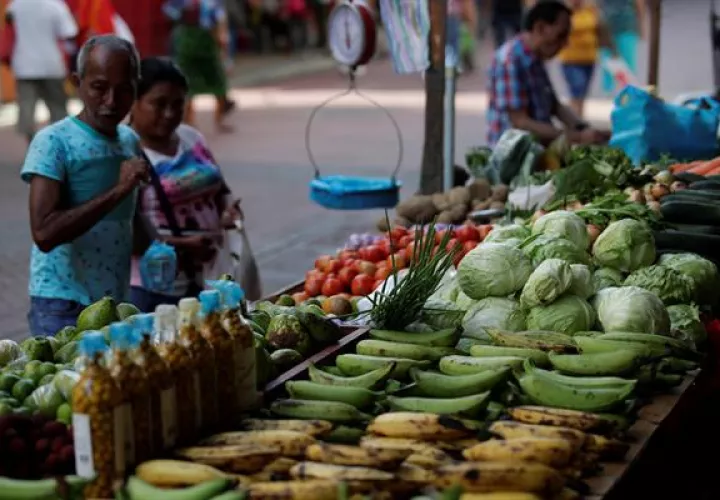 Clientes compran legumbres en puestos improvisados en una avenida peatonal de Ciudad de Panamá. Foto:EFE