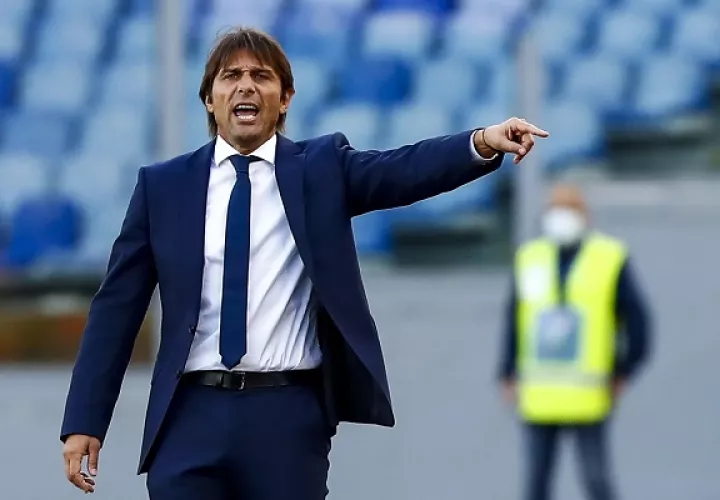 Las dificultades económicas del club afectadas por la pandemia, motivaron el divorcio entre la entidad y el técnico Antonio Conte. Foto: EFE