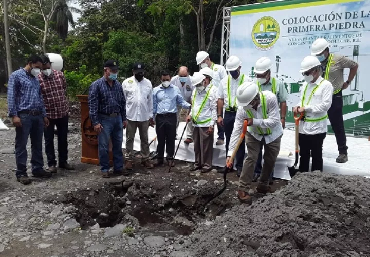 El ministro del Mida, Augusto Valderrama, colocó la primera piedra en la futura sede de la planta de Alimentos de Concentrados Cooleche. Foto: Cortesía Mida