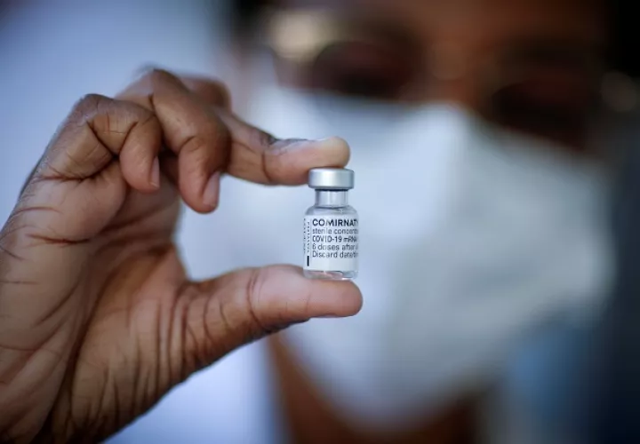  Una trabajadora sanitaria sostiene una dosis de la vacuna de Pfizer/BioNTech contra la covid-19 en Río de Janeiro, Brasil. Foto: EFE