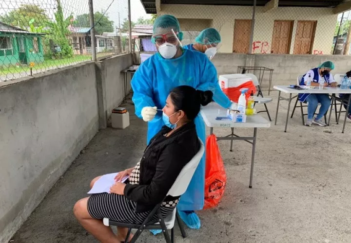 Personal de salud realizó 6,015 pruebas nuevas para detectar la covid-19 en 24 horas. Foto: Cortesía Minsa