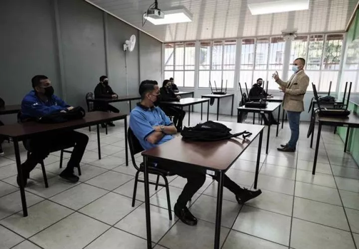 Estudiantes reciben clases, el 8 de febrero de 2021, en un centro educativo en San José, Costa Rica. 