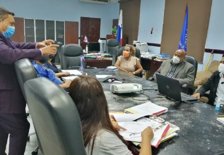 El equipo de Prestaciones Económicas de la CSS prepara la información que brindarán al diálogo nacional, la próxima semana. Foto: Cortesía CSS