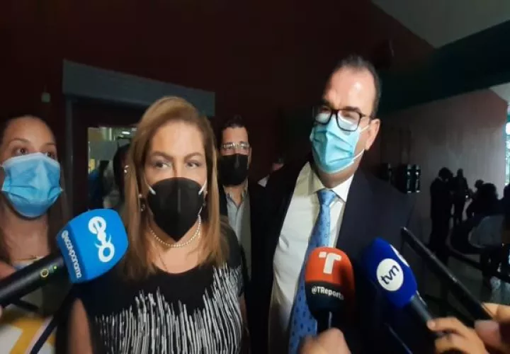 Alma Cortés y Carlos Carrillo son parte de la defensa de Ricardo Martinelli. Foto: Víctor Arosemena