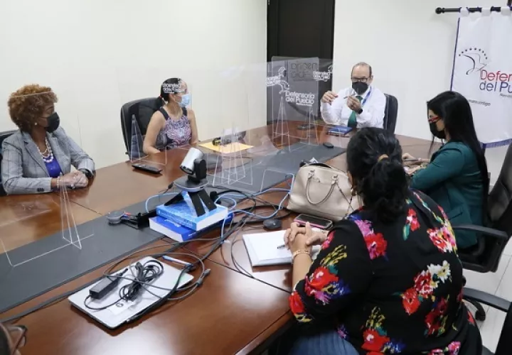  El defensor del Pueblo, Eduardo Leblanc González, se reunió con integrantes de la la Fundación Vida Mujer. Foto: Cortesía Defensoría del Pueblo