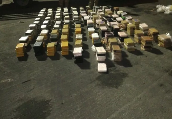 La supuesta droga decomisada en Colón estaba oculta en dos contenedores en el Puerto de Cristóbal.  Foto: Cortesía Senan