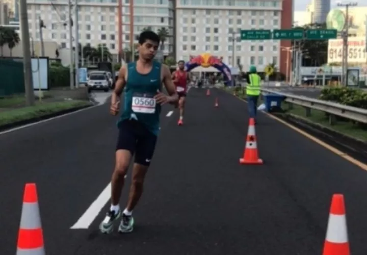 Edwin Rodríguez, haciendo el giro en la vía Israel, durante la carrera de 8 kilómetros ayer. Foto: Cortesía Guillermo Toruño