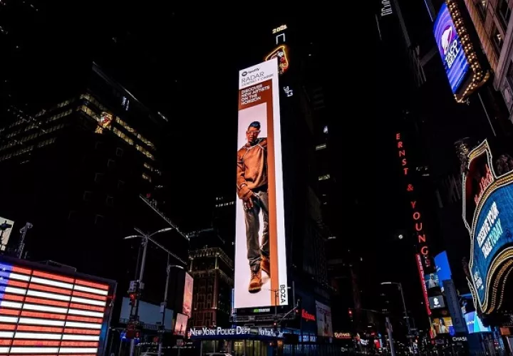 Valla con la imagen de Humberto Ceballos Boza en el Time Square. Foto: @bozamusic