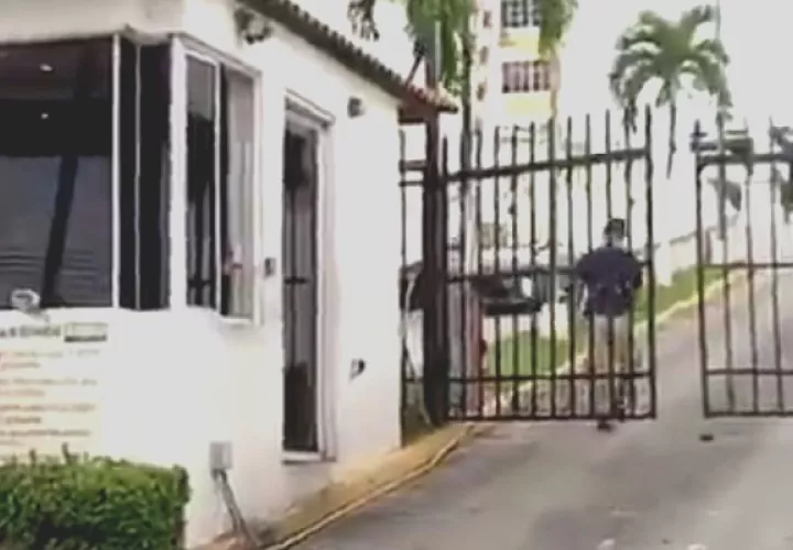 Hombre cae del décimo piso de un edificio. Foto: Redes