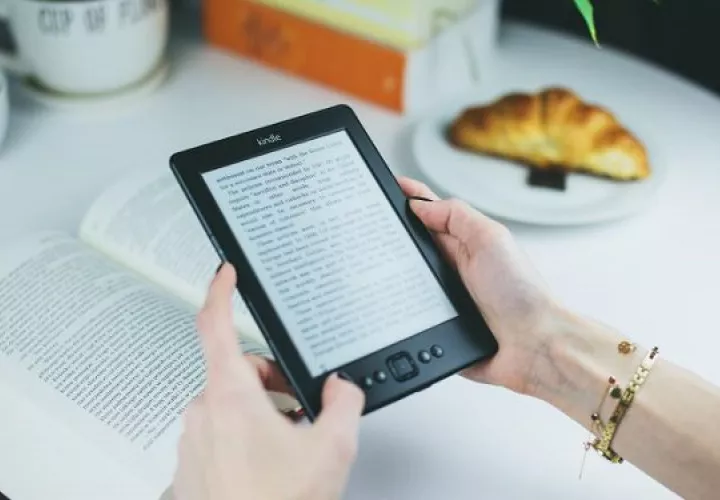 Descargar el libro es gratis. Foto: Ilustrativa / Pexels