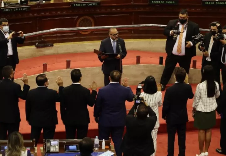 El presidente de la Asamblea Legislativa de El Salvador, Ernesto Castro, juramenta a miembros de la nueva Junta Directiva. Foto: EFE