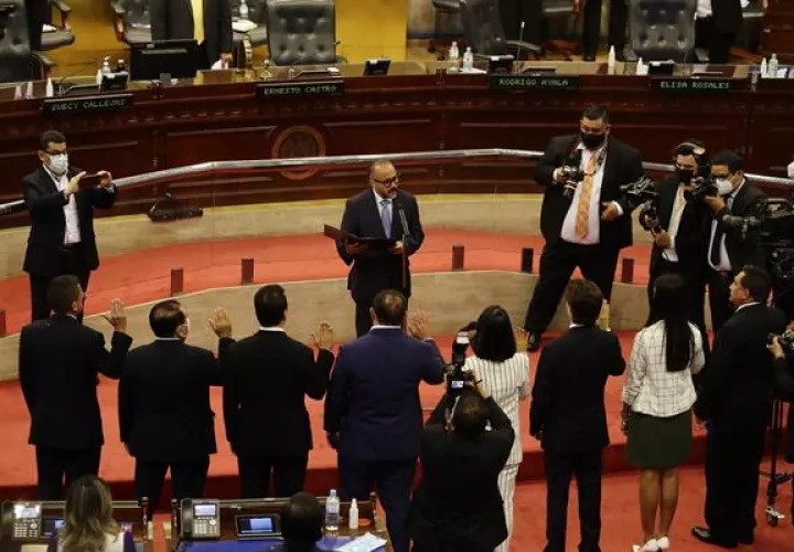 El presidente de la Asamblea Legislativa de El Salvador, Ernesto Castro, fue registrado este sábado al juramentar a miembros de la nueva Junta Directiva, en el Salón Azul del parlamento en San Salvador (El Salvador).