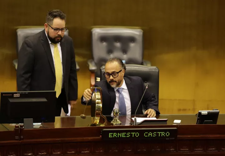 El presidente de la Asamblea Legislativa de El Salvador, Ernesto Castro, durante la primer sesión plenaria de la legislatura 2021-2024. Foto: EFE