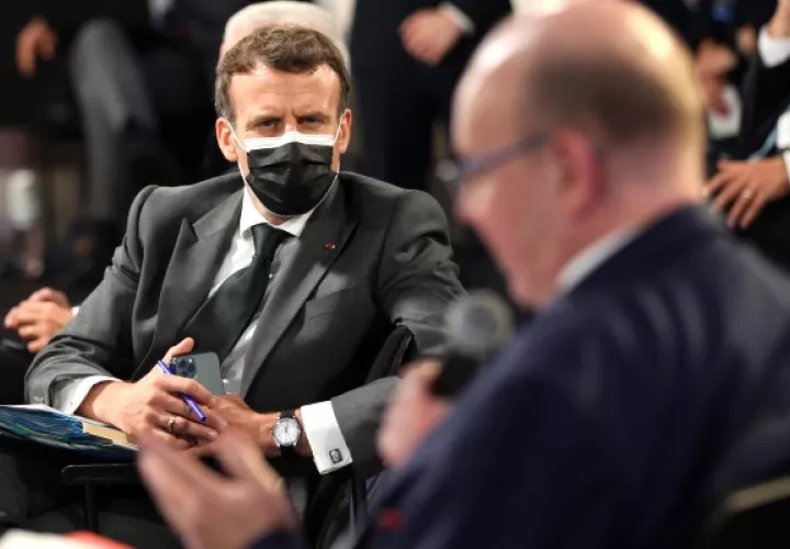 El presidente francés, Emmanuel Macron participa de la Cumbre Social europea que se realiza en Oporto. Foto: EFE