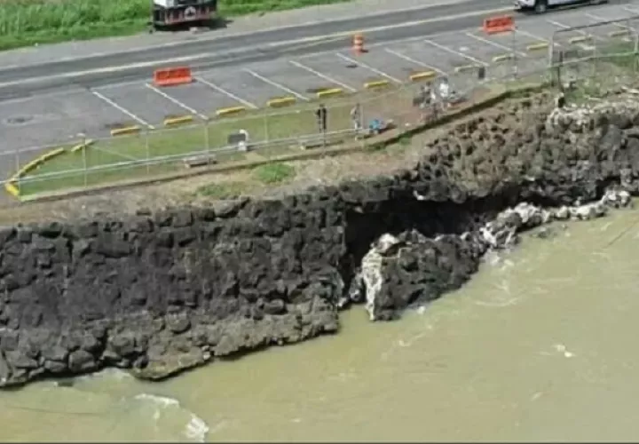 El Canal trabaja en la remoción del auto. Foto ilustrativa: Redes sociales