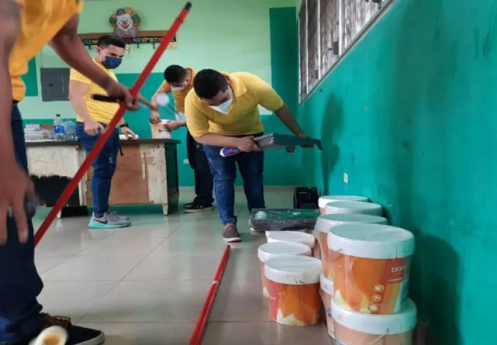 Los privados de libertad realizan reparaciones menores de las escuelas. Foto: Cortesía Mingob