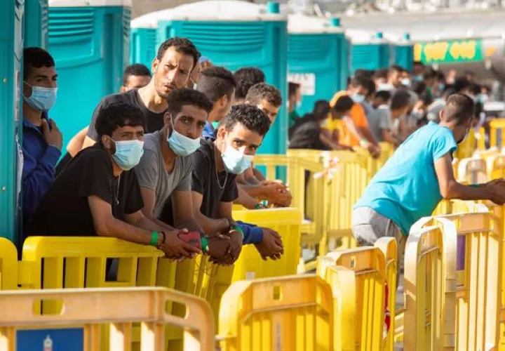 En la imagen, varios de los inmigrantes en el muelle de Arguineguín, Canarias. 