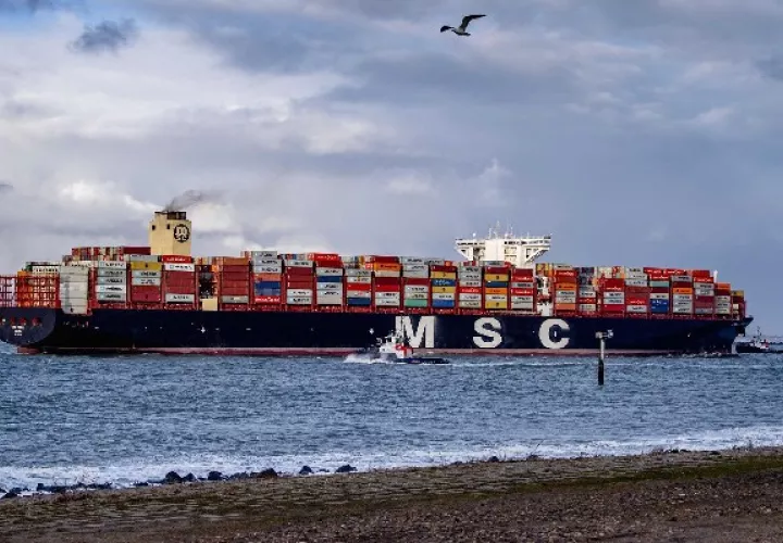 "Ever Given"ha permanecido anclado en el canal de Suez desde que fue desencallado el pasado 29 de marzo. Foto: EFE