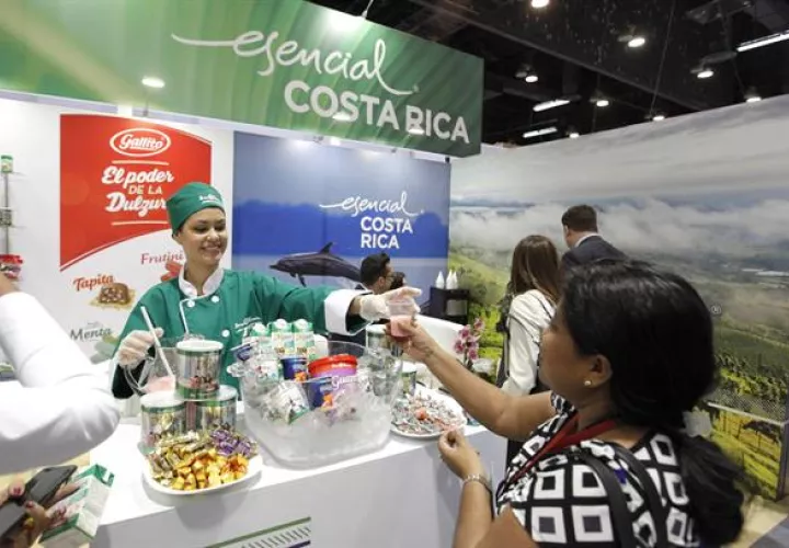 Fotografía de archivo de un grupo de personas visita la feria comercial Expocomer, el 28 de febrero de 2018 en la ciudad de Panamá.