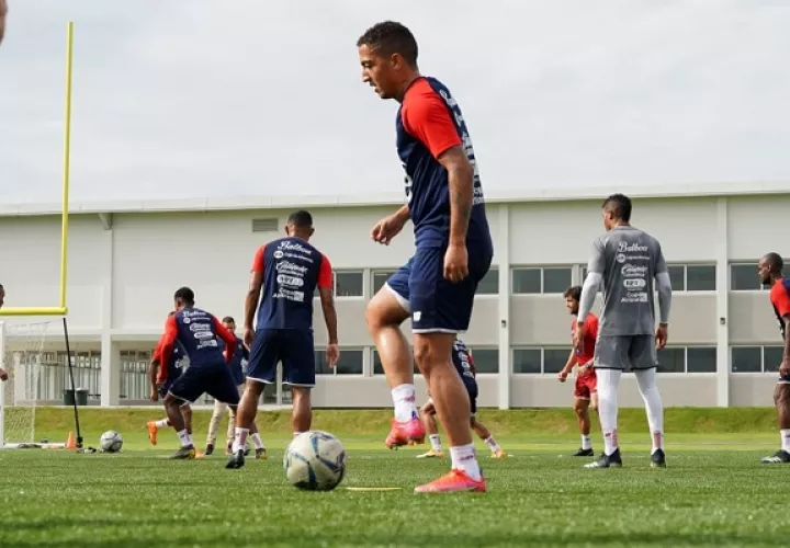 La selección trabajó este jueves a puerta cerrada en una cancha de un colegio privado en la Ciudad de Panamá. Foto: Cortesía @fepafut