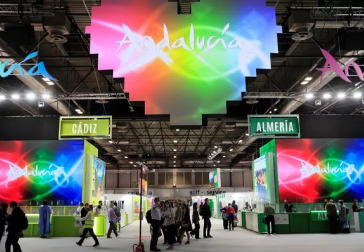 Decenas de personas visitan el estand de Andalucía en la última jornada de la Feria Internacional de Turismo que se celebra en Madrid.