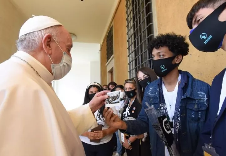 El papa Francisco con los jóvenes. Cortesía