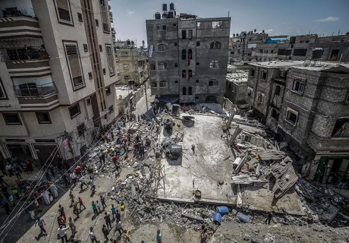 Los palestinos inspeccionan unas casa destruidas tras los ataques aéreos israelíes en el campo de refugiados de Jabaliya, en el norte de la Franja de Gaza. Foto: EFE
