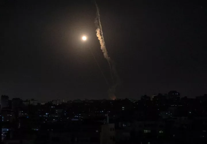 Un cohete disparado desde Gaza vuela hacia Israel, en el décimo día de ataques. Foto: EFE