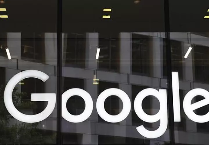 Logotipo de Google en las oficinas de la compañía en Londres (Reino Unido).