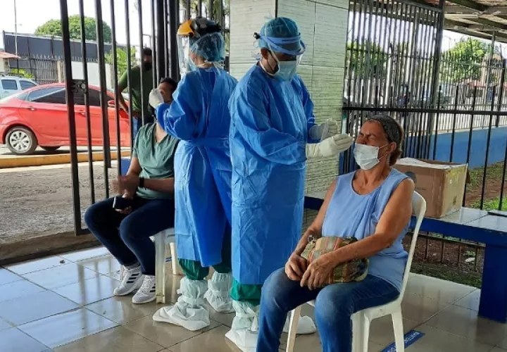 Equipo de Respuesta Rápida realiza hisopados para detectar casos de covid-19 en David, Chiriquí. Foto: Cortesía CSS