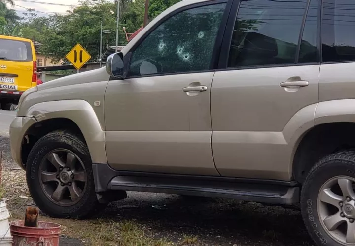 El impacto de las balas quedó evidenciado en las ventanas del vehículo 4 x 4 Toyota Prado. Foto: Diómedes Sánchez S