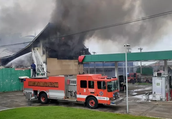 Los bomberos ahora iniciarán las investigaciones para determinar las causas. Foto: Víctor Arosemena