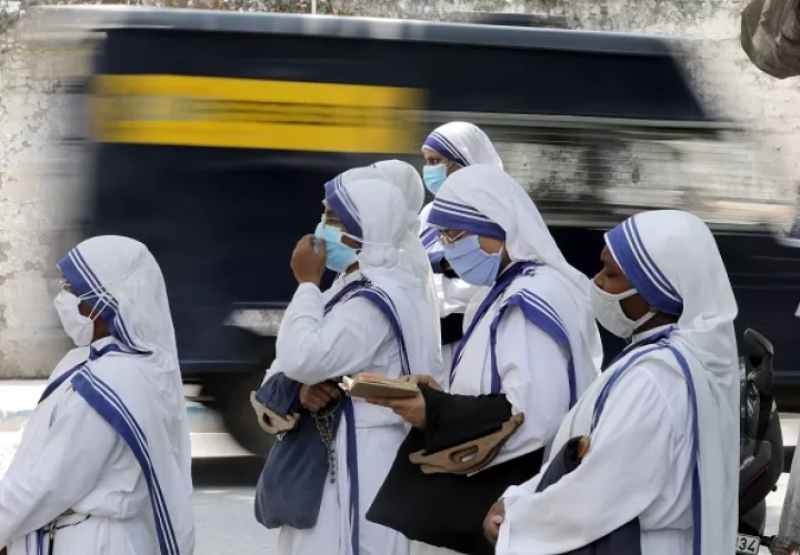 Misioneras esperan su turno para un test de coronavirus en Calcuta, India. Foto: EFE