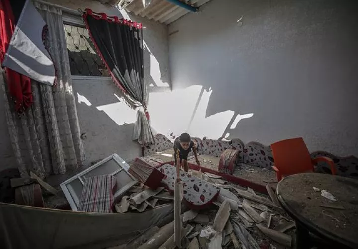  Un niño palestino camina entre escombros de su casa familiar, destruida tras el bombardeo israelí en el campo de refugiados de Jabaliya. EFE