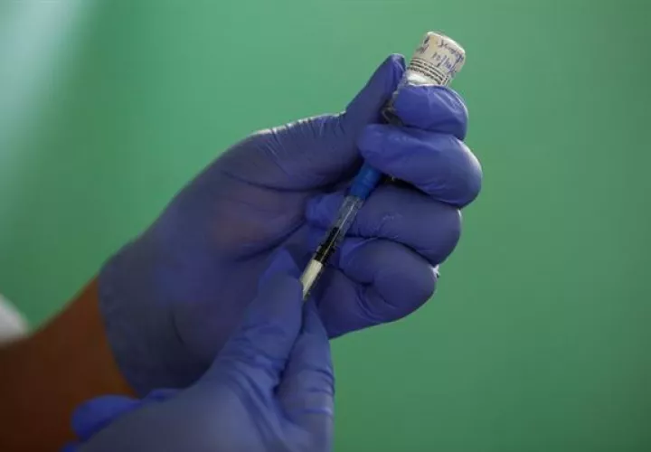 Un sanitario prepara una dosis de la vacuna Pfizer. Foto: EFE