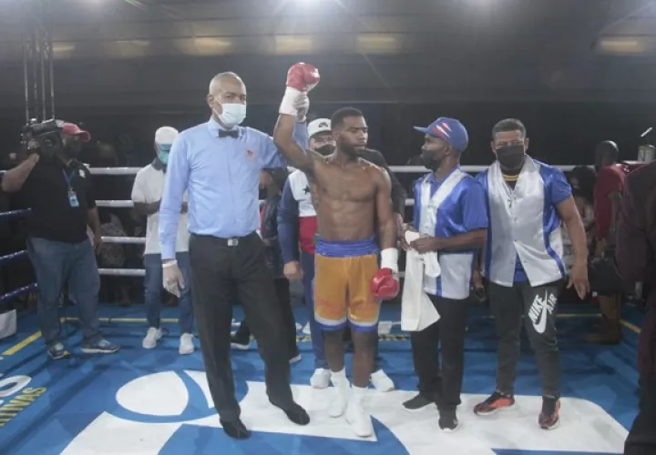 Jezreel Corrales venció por nocaut al mexicano Miguel Ángel Martínez. Foto: Víctor Arosemena