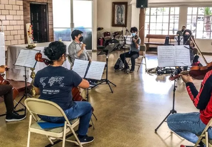 Los ensayos han sido tanto virtuales como presenciales en la Parroquia Santa Marta. Foto: Cortesía