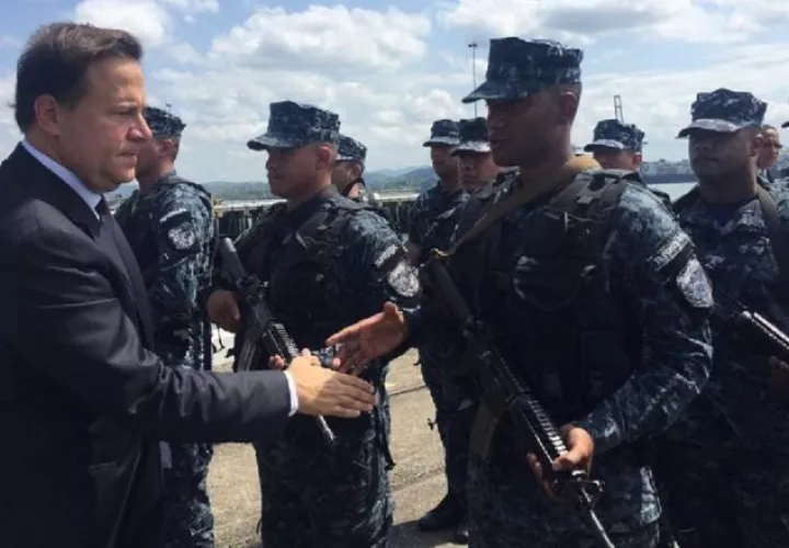 Juan Carlos Varela, cuando fue presidente, recibió duras críticas por los ascensos y reintegros que ordenó en la Fuerza Pública.