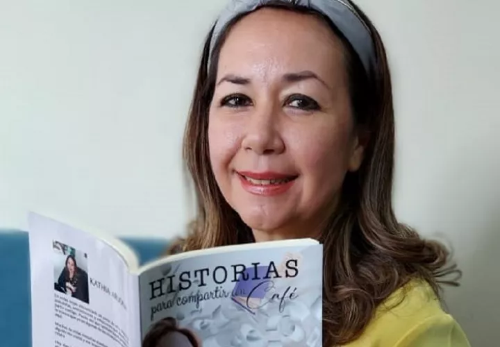 'Historias para compartir un café' es el primer libro de Kathia Arjona. Cortesía