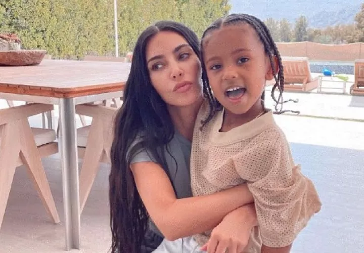 Kim Kardashian y Saint. Foto: Instagram