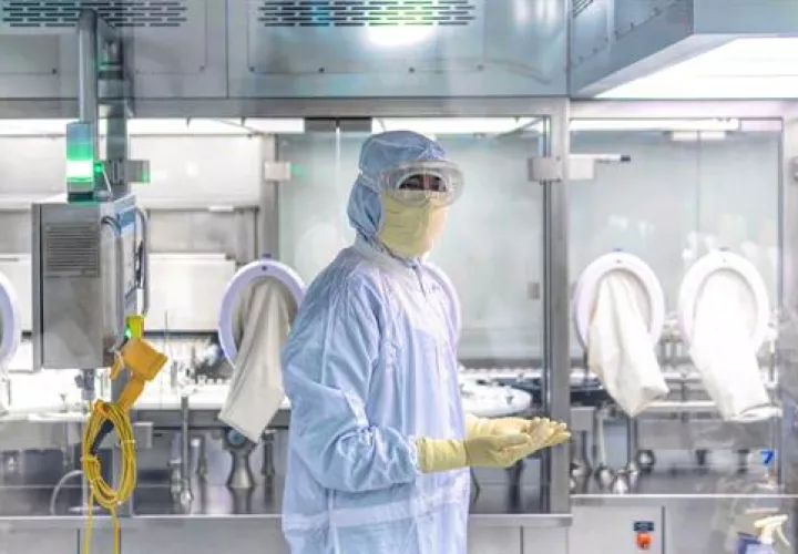 Un hombre trabaja en un laboratorio de investigación en Lianyungang (China). EFE
