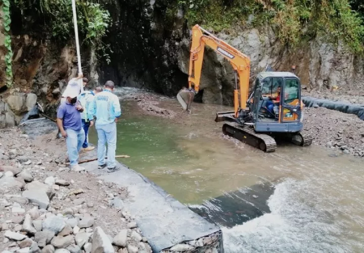 Desde el fin de semana, personal del Idaan elimina exceso de sedimento en Chorro Blanco, Chiriquí. Foto: Cortesía Idaan