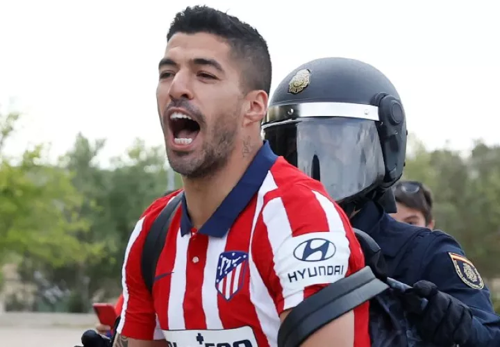 Luis Suárez es reducido por un policía tras celebrar con la afición. Foto: EFE