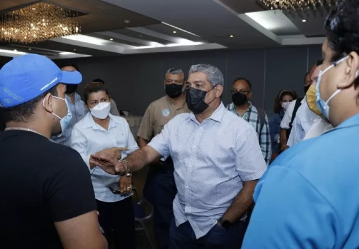 El ministro Luis Sucre comprende la solicitud de los laboratoristas, pero no considera oportuno el momento. Foto: Cortesía Minsa
